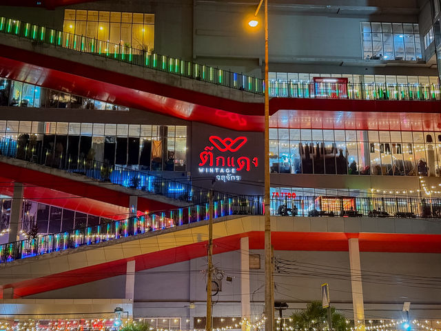 🛍️ Red Building Vintage Chatuchak