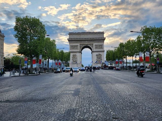 [🇫🇷パリ] 凱旋門とシャンゼリゼ通りでパリの歴史を感じる