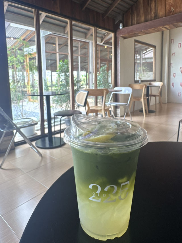 ชิลเบาๆ ในเมืองคอน @225 Old Town คาเฟ่น่านั่ง