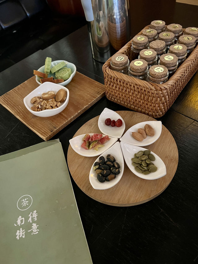 迪化街上的奇遇：香火、茶香與巷口的豬