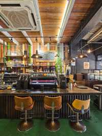 The Stolen Cup – A Vintage Café Gem on Jonker Street