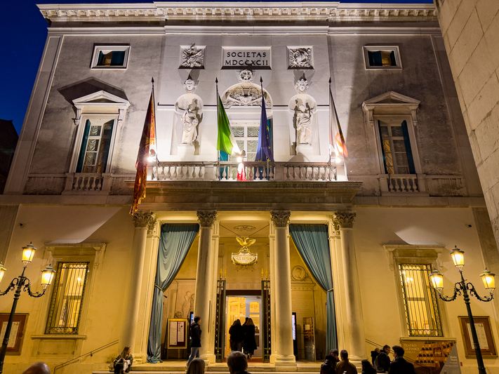 オペラの殿堂】フェニーチェ劇場（Teatro La Fenice）🎼✨ | Trip.com
