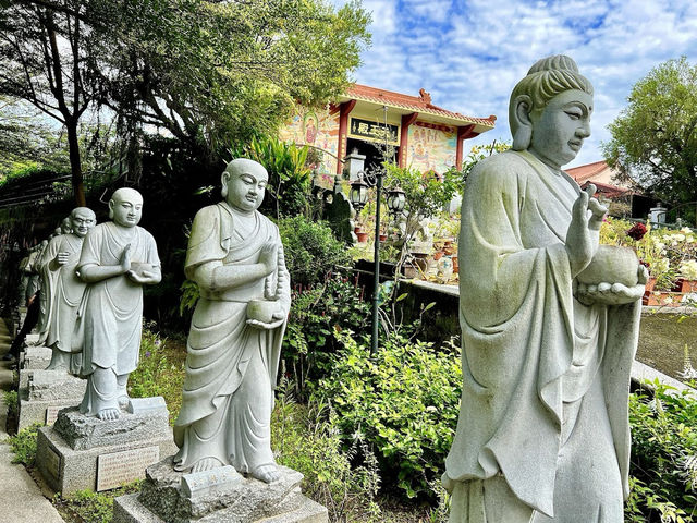 Secret Gardens & Kaya Toast: My Chill Morning at Puh Toh Si Temple 🌸☕