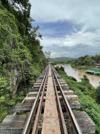 歴史と自然が交差する、スリリングな木造橋 