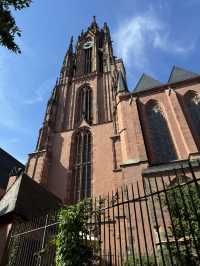⛪ The Cathedral of St. Bartholomew, 프랑크푸르트의 고딕 유산! 