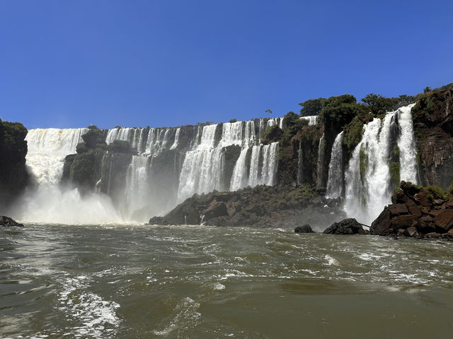 【イグアスの滝（アルゼンチン側）】世界三大瀑布、その“水の壁”を全身で浴びる。