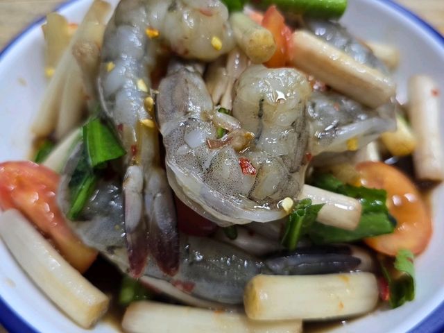 ร้านอาหาร แหลกไม่แหลก Laekmailaek 东北辣味