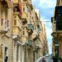 Valletta's Colorful Windows: A Photographer's Walking Tour🌈📸   