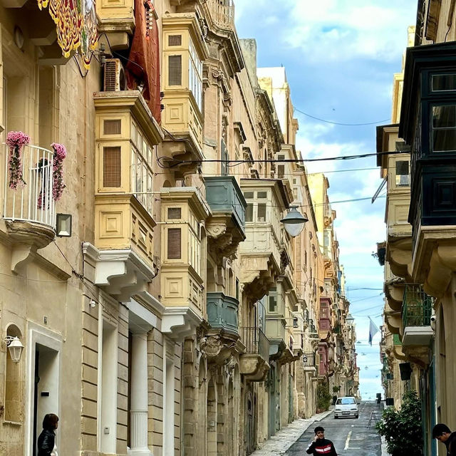 Valletta's Colorful Windows: A Photographer's Walking Tour🌈📸   