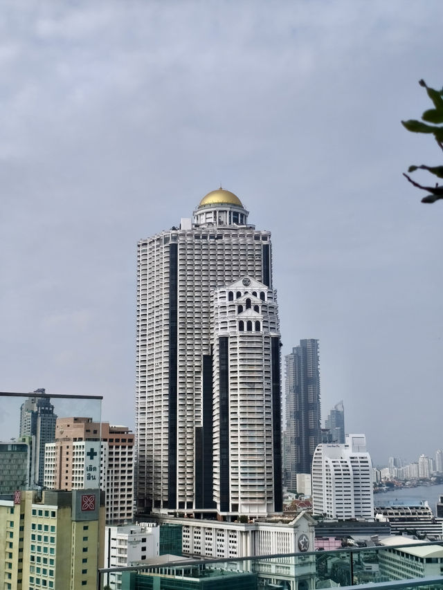 曼谷｜在無邊際泳池俯瞰城市天際線！Grande Centre Point Surawong 泳池夢幻到不想退房🏙️🏊‍♀️✨