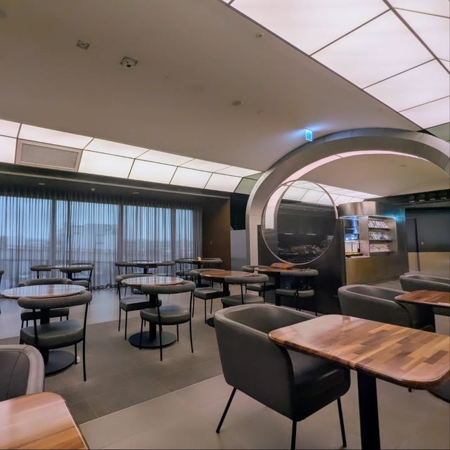 桃園機場 | 星宇航空商務艙貴賓室，宛如走入太空艙，超酷！