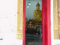 กราบขอพรหลวงพ่อโบสถ์บน  ย่านเจริญนคร  