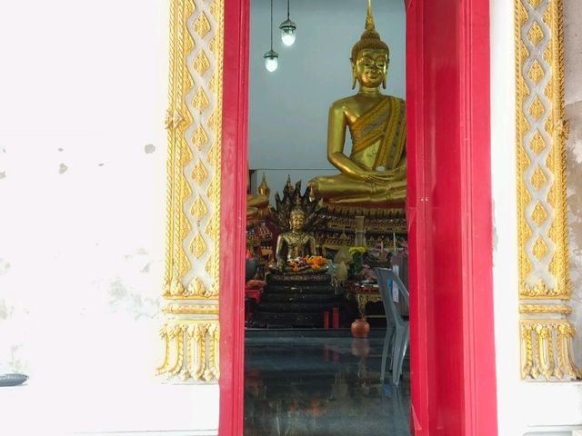 กราบขอพรหลวงพ่อโบสถ์บน  ย่านเจริญนคร  