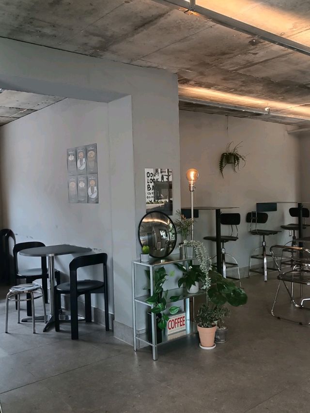 黑白工業風的With Us Coffee