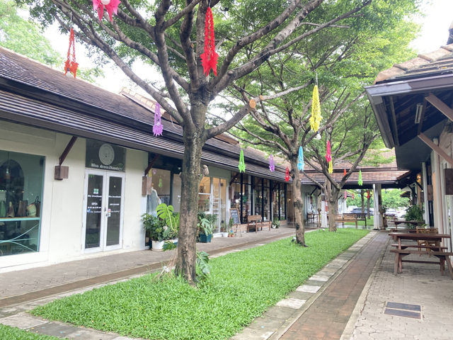 แหล่งรวมของกินร้านดังที่ “จริงใจวิลเลจ”   