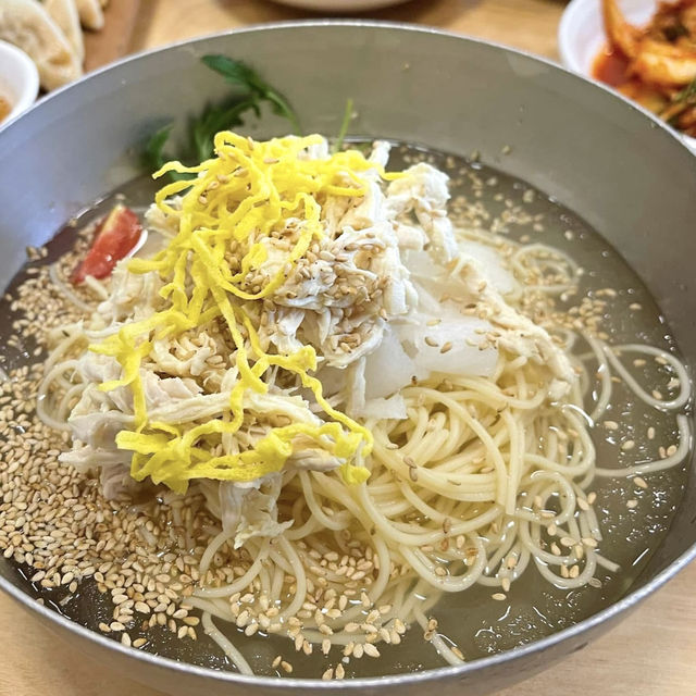 東大門東廟寶藏超實惠麪條店 💕 清燉雞湯麪동묘백숙닭국수