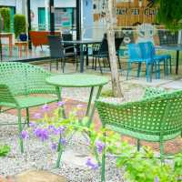 คาเฟ่สัตหีบ ท่ามกลางสวนในซอยลึก บรรยากาศร่มรื่น