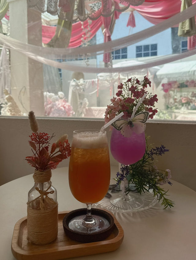 The craziest decoration cafe in Penang: No.8 Sandwich Club