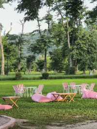 The Sky River Club บีชบาร์สีชมพูสุดคิวท์ริมน้ำกาญ