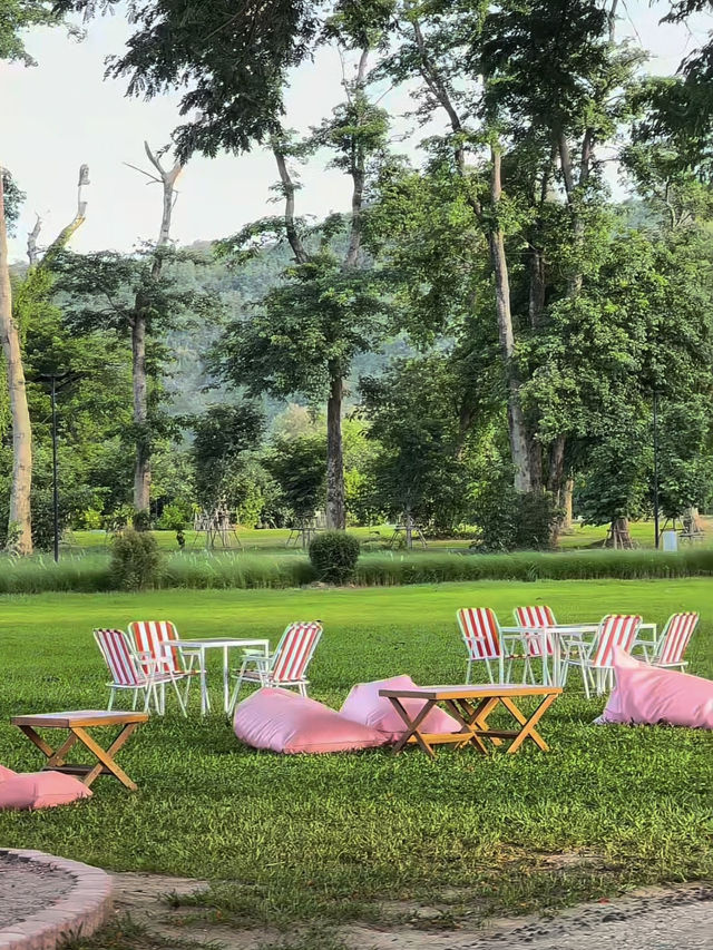 The Sky River Club บีชบาร์สีชมพูสุดคิวท์ริมน้ำกาญ
