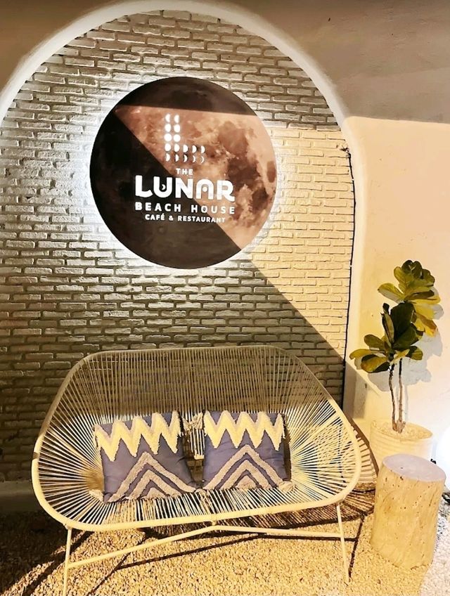 The Lunar Beach House พัทยา คาเฟ่บนเขาพระตำหนัก