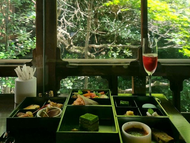 Salon de KANBAYASHI(上林春松本店) 五段重アフタヌーンティー(5단 상자 교토 애프터눈티)