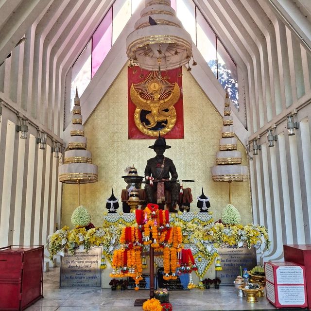 สักการะหลวงพ่อพระแสนและหลวงพ่อทองคำ ณ วัดหงส์
