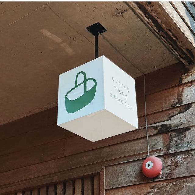 Little Tree Grocery เป็นคาเฟ่เล็ก ๆ 