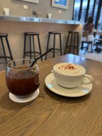 実は宿泊していない人でもカフェなら利用できるって知ってた？朝カフェにも夜カフェにもおすすめな海外風カフェ🫣🧡