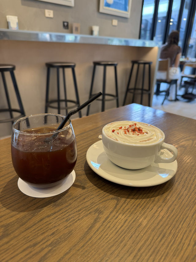 実は宿泊していない人でもカフェなら利用できるって知ってた？朝カフェにも夜カフェにもおすすめな海外風カフェ🫣🧡