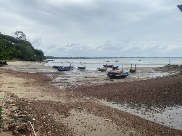 ร้านอาหารท้องถิ่น ริมทะเล ราคาไม่แพง หาดวังแก้ว