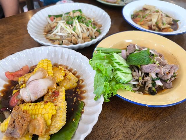 Homnoir หอมนัวร์ somtum&cafe 