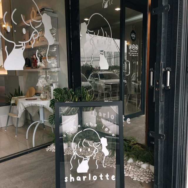 Sharlotte Cafe in Batam