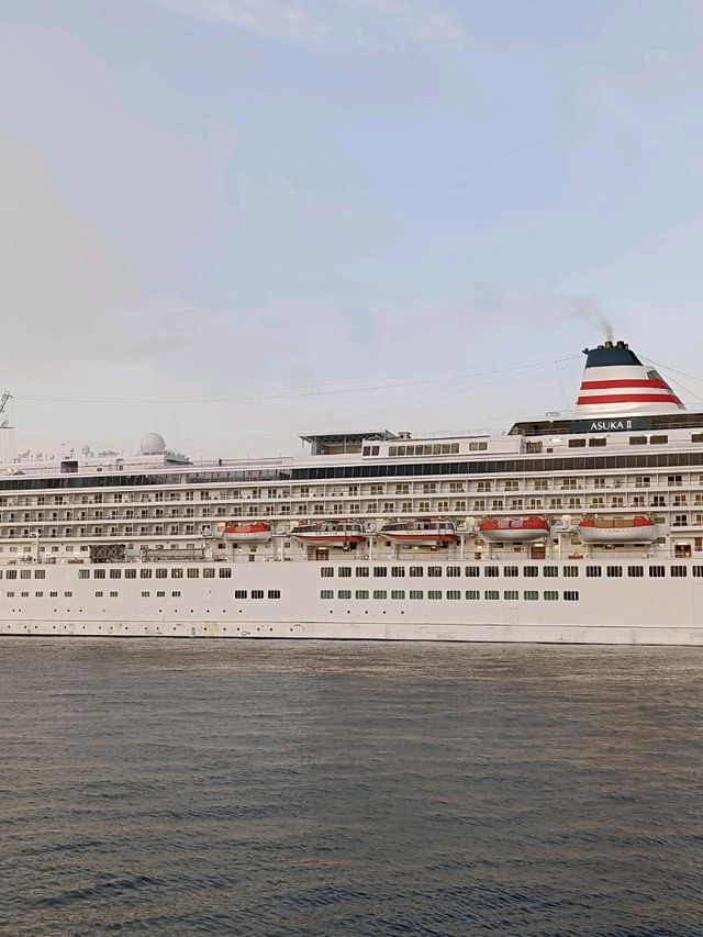 Bricks, Breeze & Bay Views: Yokohama Stroll Bricks, Breeze & Bay Views: Yokohama Stroll