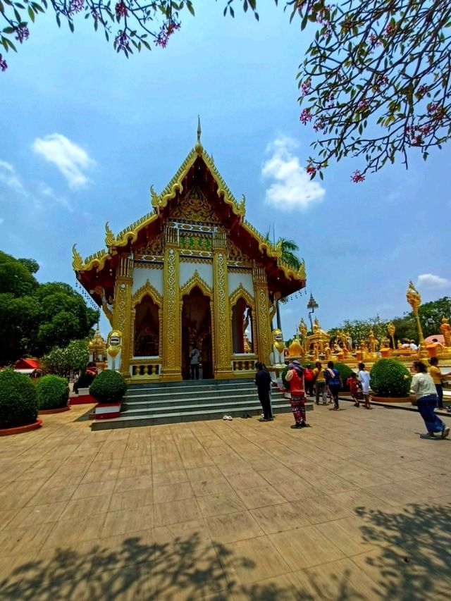 พระธาตุพนมบรมเจดีย์โดดเด่น