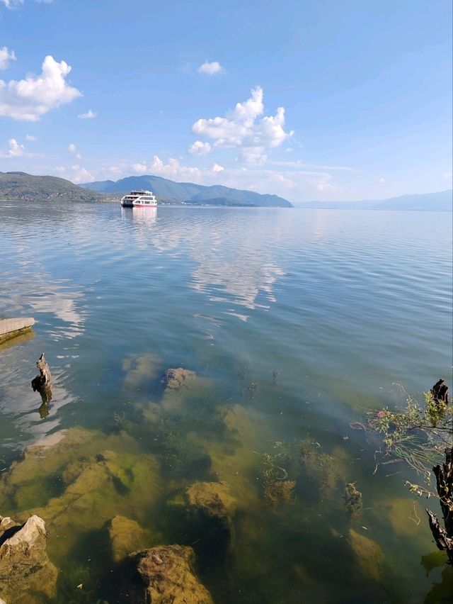 Island Stroll: Embracing the Beauty of Erhai Lake