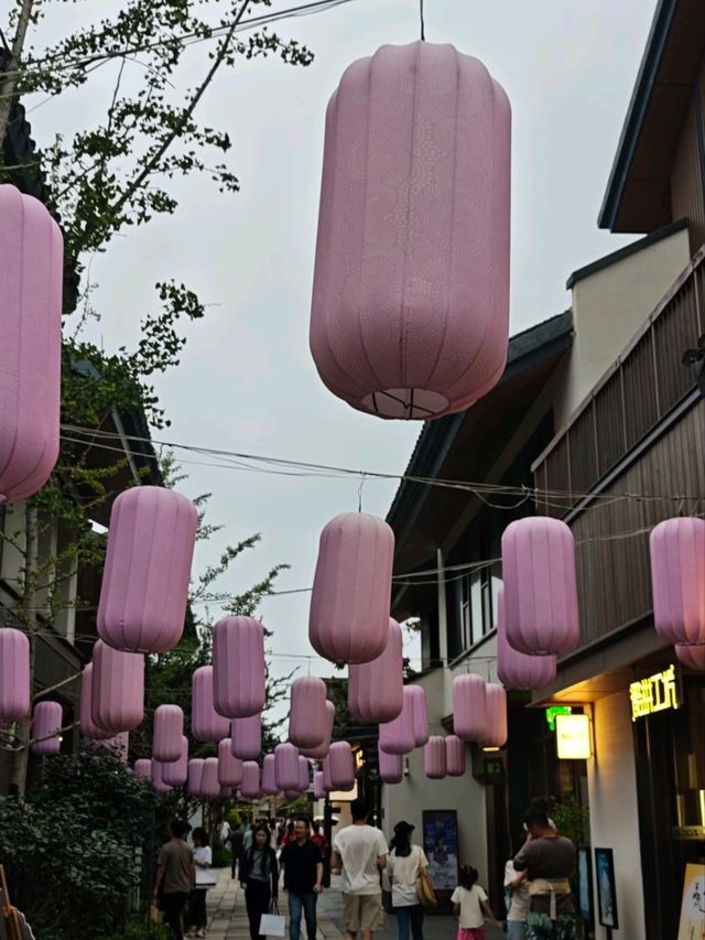 上海晴天街頭人文風景