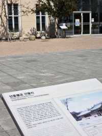 디테일과 도시 맥락을 살린 파사드