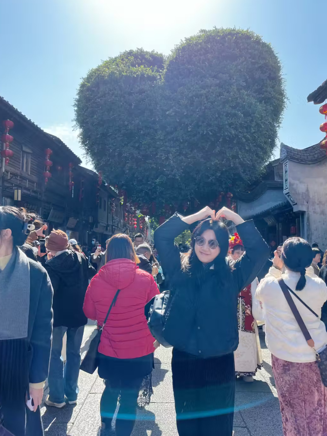 #trip親子旅遊情報站 

首次到訪福州～內地遊🫶🏻

當地名勝－
三坊七巷係福州市著名歷史文化街區，由三條坊巷和七條巷子組成，保留了大量明清時期古建築。

我哋在這裡漫步，欣賞到傳統閩南民居，體驗當地風土人情。
還有許多特色小店、茶館和餐館，提供豐富地方美食和手工藝品。

無論是歷史愛好者還是美食探尋者都可以玩一整天！
旅遊旺季真心人多😄

📍地址：福建省福州市鼓樓區
🕰️營業時間：街道 24小時

          
 
