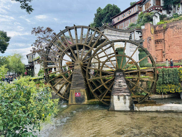 《青石板上的歲月低語——麗江古城記》