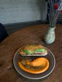 CAFÉ WITH GREAT COFFEE & PASTRIES.