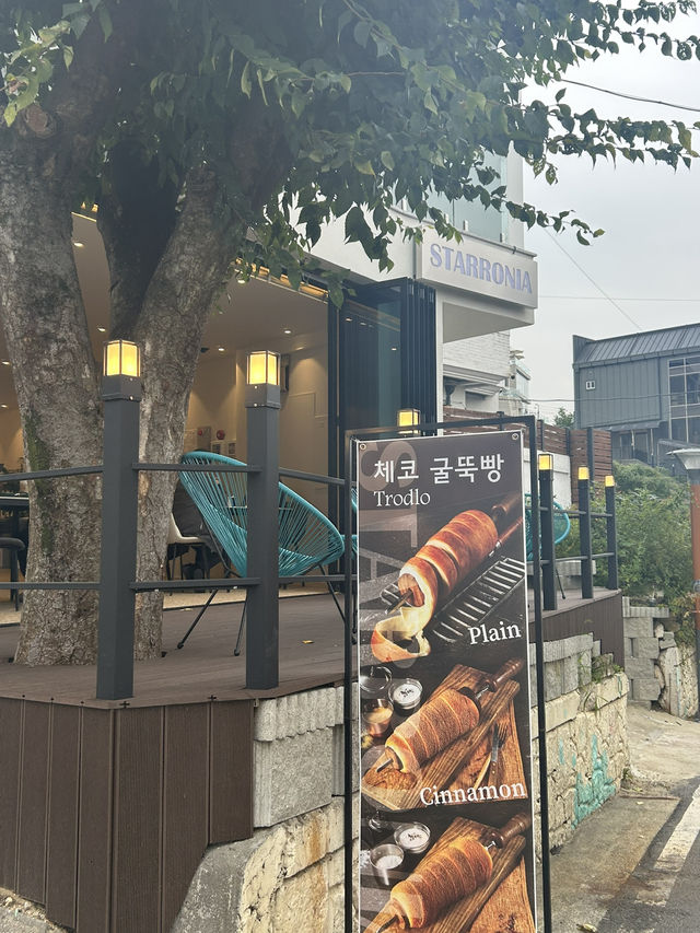 바삭한 굴뚝빵과 여유가 공존하는 베이커리 카페 바삭한 굴뚝빵과 여유가 공존하는 베이커리 카페