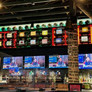 🏒 O Canada! A Magical Sports Retreat at The Canadian Brewhouse (Edmonton North)