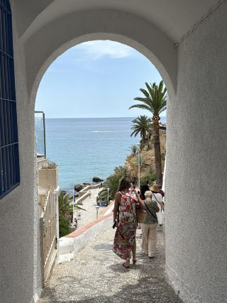 ネルハ: スペインの陽光溢れる海岸での夢のような逃避行