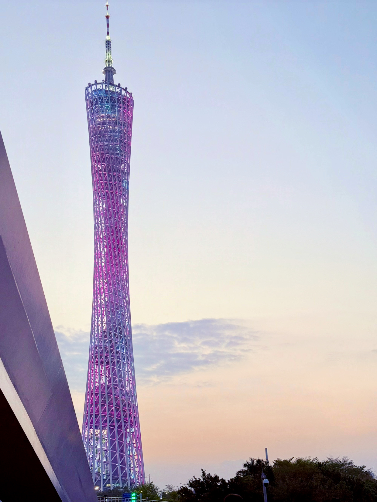 Where should you go for your first solo trip?
I chose Guangzhou.
Initially, I thought traveling alone might feel a bit lonely,
but after these 4 days, I started to enjoy the rhythm of being by myself 🥹.
This post organizes everything for you 👇
👉 4-Day 3-Night Itinerary
👉 Attractions + Routes at a Glance
You can follow it directly ✨
· 
📍Day 1|Beijing Road Pedestrian Street (A Must for Beginners)
I arrived in the evening, so I planned a relaxed itinerary:
👉 Stroll along Beijing Road Pedestrian Street
👉 Try local snacks and desserts
👉 Evening walk
This area is very lively:
✔ Plenty of food options
✔ Very safe
👉 Perfect as the first stop for solo travelers
· 
📍Day 2|Dongshankou City Walk (Artistic Route)
This day was all about a "slow exploration" itinerary ☕️:
👉 Lots of cultural and boutique shops, and cafes
👉 Perfect for spending an entire afternoon
I also scheduled a manicure for relaxation 💅:
✔ Affordable prices
✔ Great value for money
In the evening, I went to see the Guangzhou Tower night view ✨:
👉 Recommended to find a "large platform near the light rail"
You can see both the river view and the Guangzhou Tower at the same time.
It’s truly beautiful.
· 
📍Day 3|Chimelong Safari Park (A Must-Visit 🔥)
One of Guangzhou’s most iconic attractions:
👉 The park is huge (go early if possible)
👉 Cable cars are available for transportation
⚠️ Tips for the mini train queue:
👉 Ask staff for advice
👉 Avoid peak hours
This can save you over 30 minutes!
In the afternoon, I scheduled a sand therapy session for relaxation:
👉 Great for people who sit for long periods
👉 You’ll sweat a lot (it’s very effective 🤣)
In the evening, I stopped by Yongqing Fang and Moon Bridge 🌙:
✔ The night view is photogenic
✔ The atmosphere is wonderful
· 
📍Day 4|Tianhe District + Cathedral (Final Day)
The last day was a relaxed itinerary:
👉 Shopping in Tianhe District
👉 Sacred Heart Cathedral
✔ Free entry
⚠️ Remember to check the opening hours
The stained glass inside is stunning.
Sitting there brings a sense of peace.
Finally, I visited Liudeng Bookstore 📖:
Ordered a cup of coffee
Picked a book I liked
👉 Perfect for spending an afternoon alone
· 
✨ Itinerary Summary (Save This for Easy Reference):
Day 1: Beijing Road Pedestrian Street
Day 2: Dongshankou → Guangzhou Tower Night View
Day 3: Chimelong Safari Park → Yongqing Fang
Day 4: Tianhe District → Cathedral → Bookstore
· 
✨ Reflections on Solo Travel in Guangzhou:
✔ Convenient transportation, ideal for city walks
✔ Flexible itinerary
✔ Perfect for a first solo trip
The beauty of traveling alone is that
you can slow down
and truly savor the moment.
· 
If you’re considering your first solo trip,
👉 Guangzhou is highly recommended ✨
· 
💬 Save this for your next trip
💬 Would you consider traveling alone?