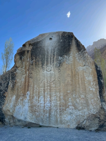 パキスタン、スカルドゥ】8世紀の神秘的なマンタル仏岩への