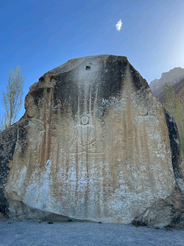 パキスタン、スカルドゥ】8世紀の神秘的なマンタル仏岩への