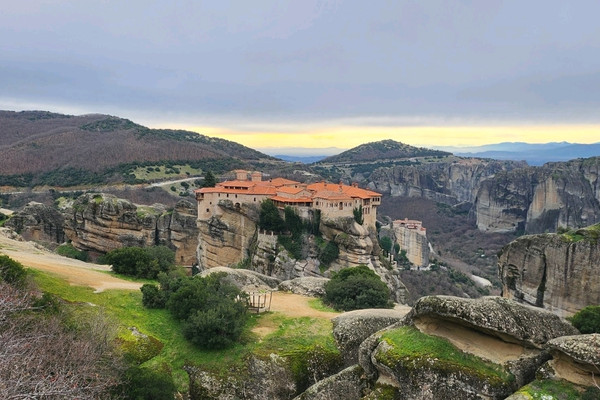 天上にぶら下がった奇跡、ギリシャのメテオラ修道院2ヶ所完璧比較