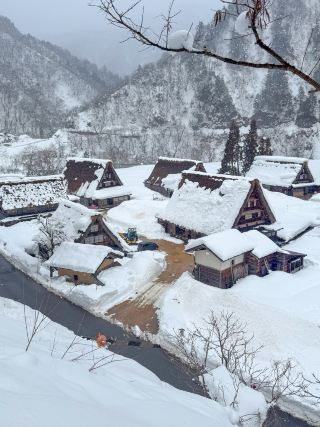 Suganuma: A charming Gassho village near Shirakawa-go.