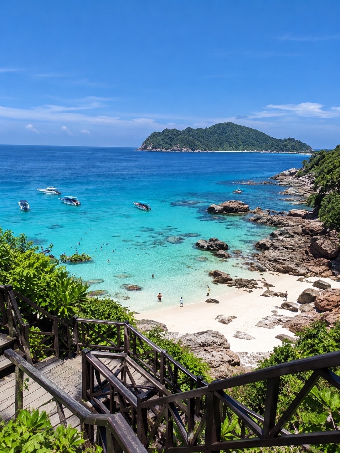 🏝️ Đảo Redang — Một hòn đảo xinh đẹp ở Malaysia với làn nước trong vắt và những bãi biển cát trắng.